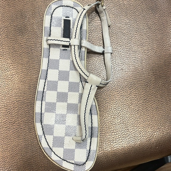 Size 8.5 Louis Vuitton sandals with original bag! - Picture 2 of 2